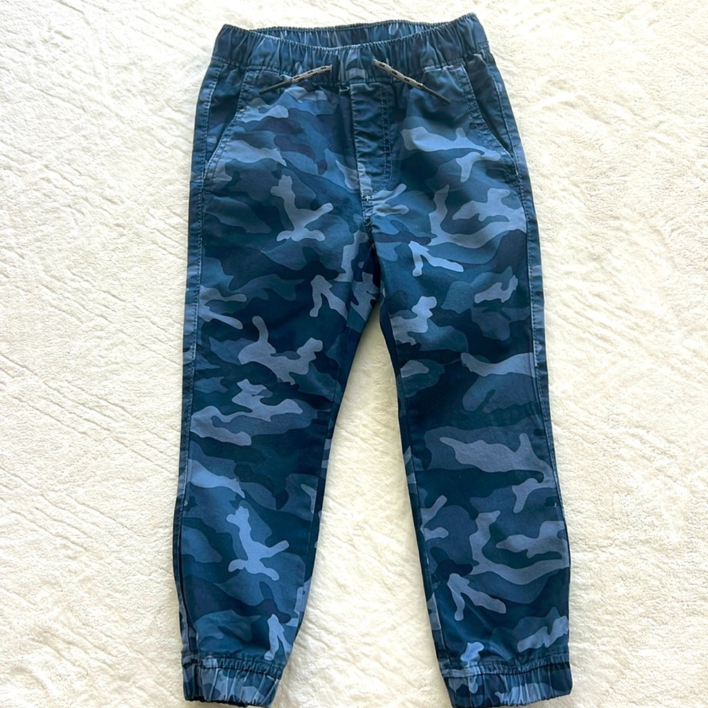GAP kids Camo Pants - Boys Size XS (ages 4-6 yrs old)